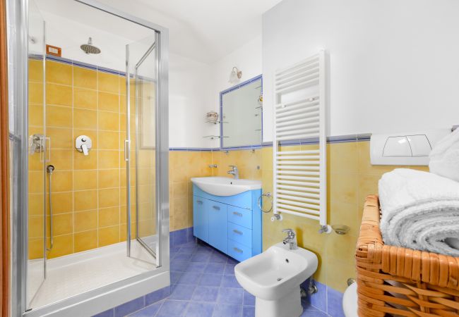 Appartamento a Ravello - AMORE RENTALS - Residenza Rosalia 1 con Vista Mare, Terrazzi Privati e Aria Condizionata