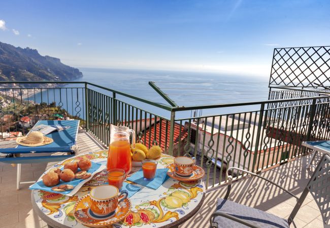  a Ravello - AMORE RENTALS - Residenza Rosalia 2 con Vista Mare, Terrazzi Privati e Aria Condizionata