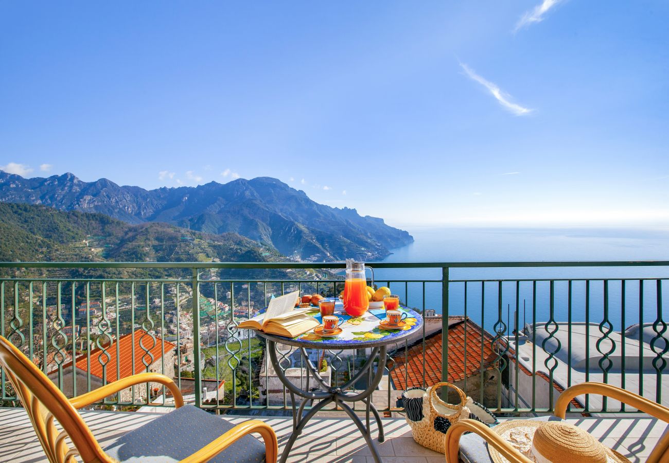 Appartamento a Ravello - AMORE RENTALS - Residenza Rosalia 2 con Vista Mare, Terrazzi Privati e Aria Condizionata