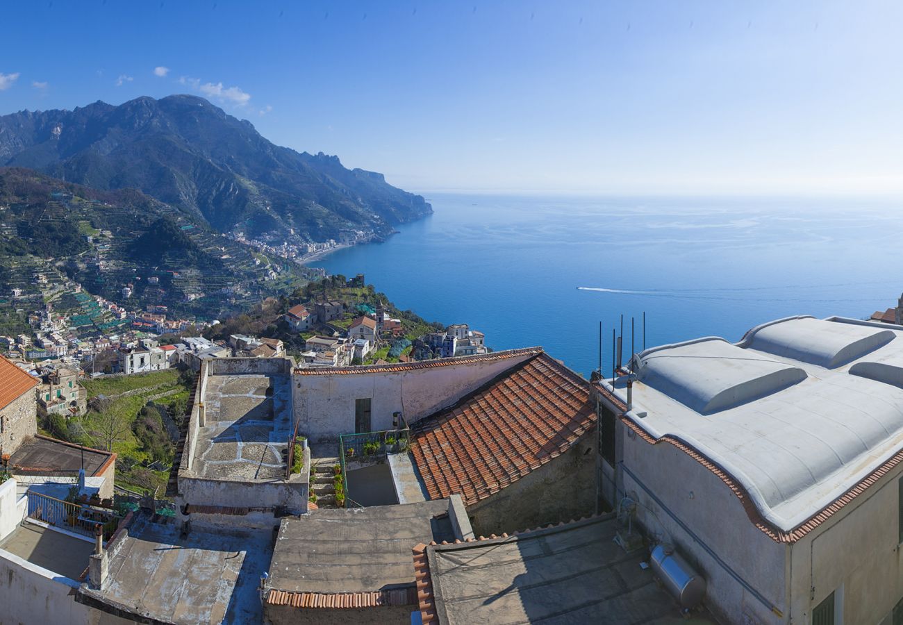 Appartamento a Ravello - AMORE RENTALS - Residenza Rosalia 2 con Vista Mare, Terrazzi Privati e Aria Condizionata