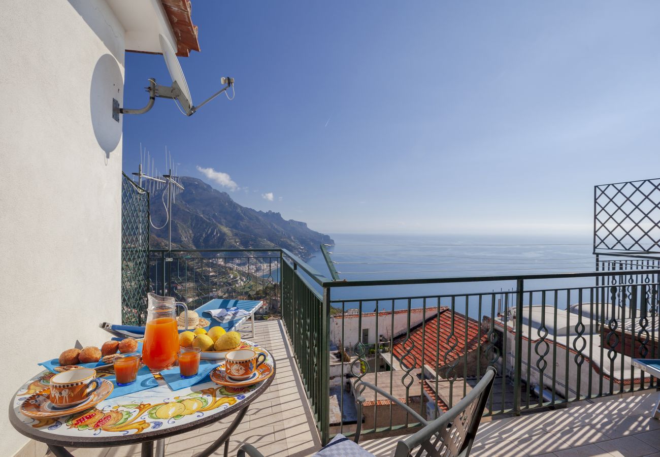 Appartamento a Ravello - AMORE RENTALS - Residenza Rosalia 2 con Vista Mare, Terrazzi Privati e Aria Condizionata
