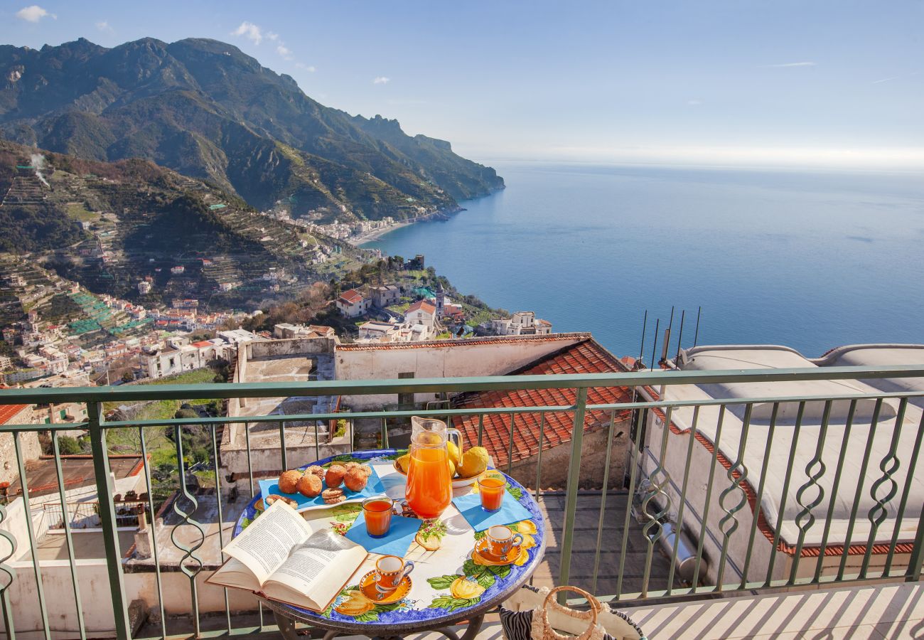 Appartamento a Ravello - AMORE RENTALS - Residenza Rosalia 2 con Vista Mare, Terrazzi Privati e Aria Condizionata