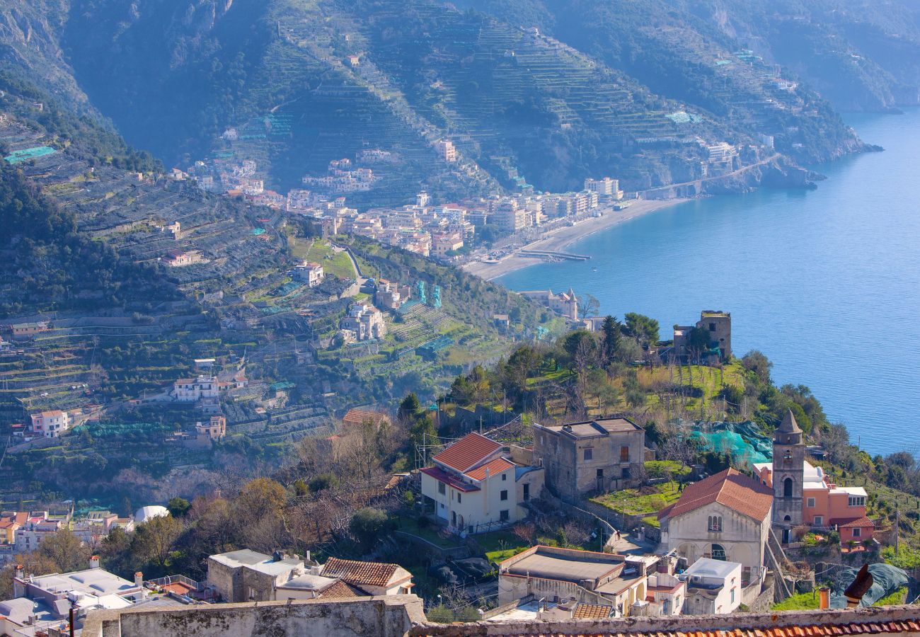 Appartamento a Ravello - AMORE RENTALS - Residenza Rosalia 2 con Vista Mare, Terrazzi Privati e Aria Condizionata