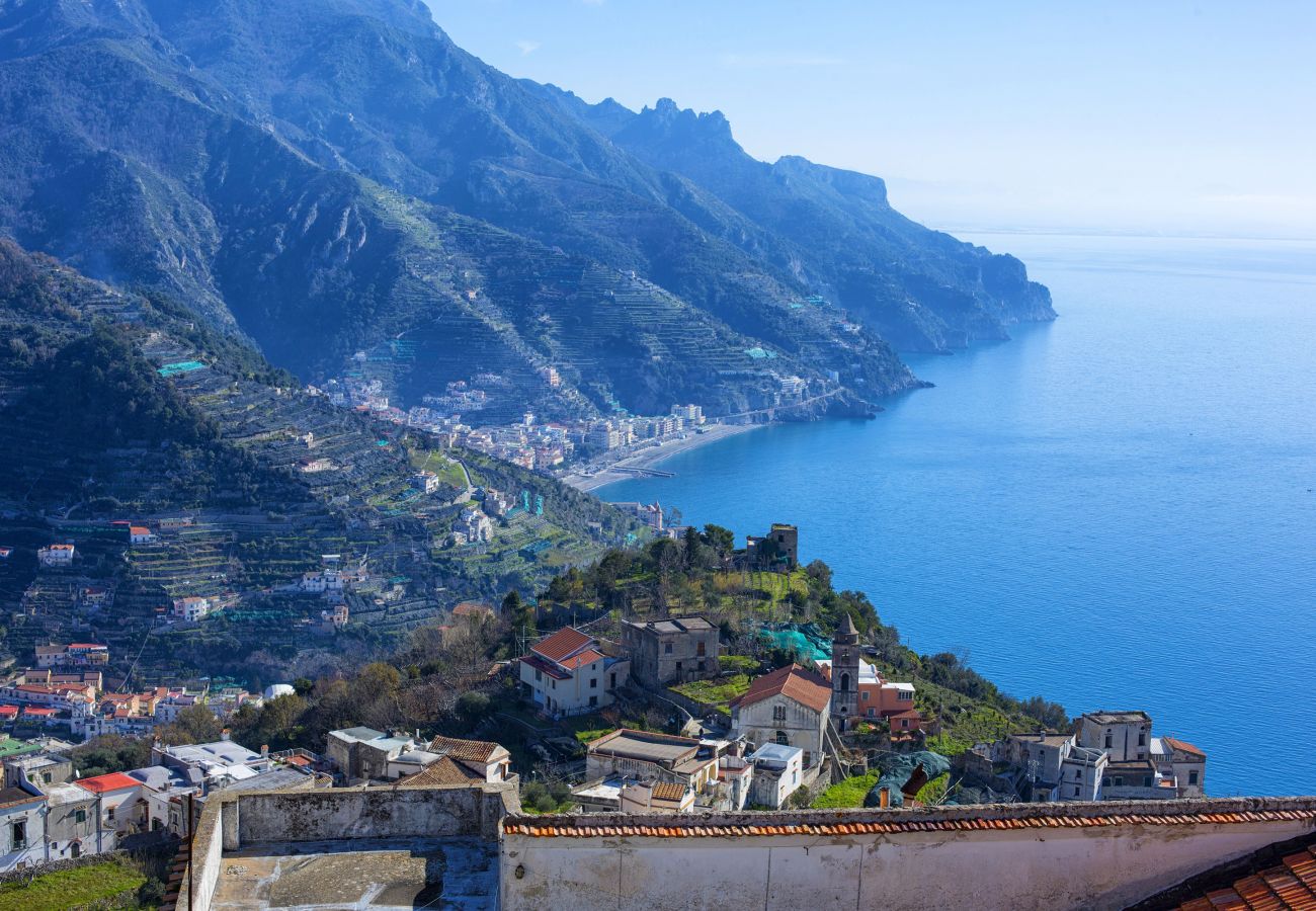 Appartamento a Ravello - AMORE RENTALS - Residenza Rosalia 2 con Vista Mare, Terrazzi Privati e Aria Condizionata