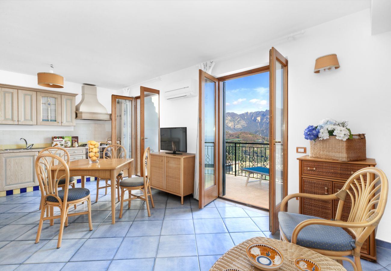 Appartamento a Ravello - AMORE RENTALS - Residenza Rosalia 2 con Vista Mare, Terrazzi Privati e Aria Condizionata