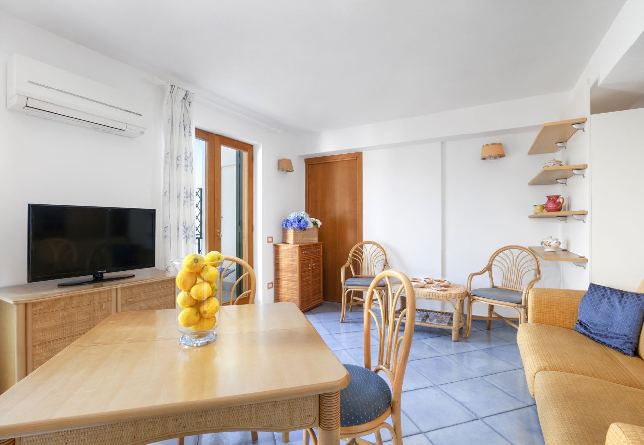 Appartamento a Ravello - AMORE RENTALS - Residenza Rosalia 2 con Vista Mare, Terrazzi Privati e Aria Condizionata