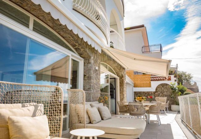 Villa a Massa Lubrense - AMORE RENTALS - Villa dei Sogni con Piscina Privata, Vista Mare, Parcheggio e Aria Condizionata