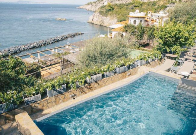 Villa a Massa Lubrense - AMORE RENTALS - Villa dei Sogni con Piscina Privata, Vista Mare, Parcheggio e Aria Condizionata