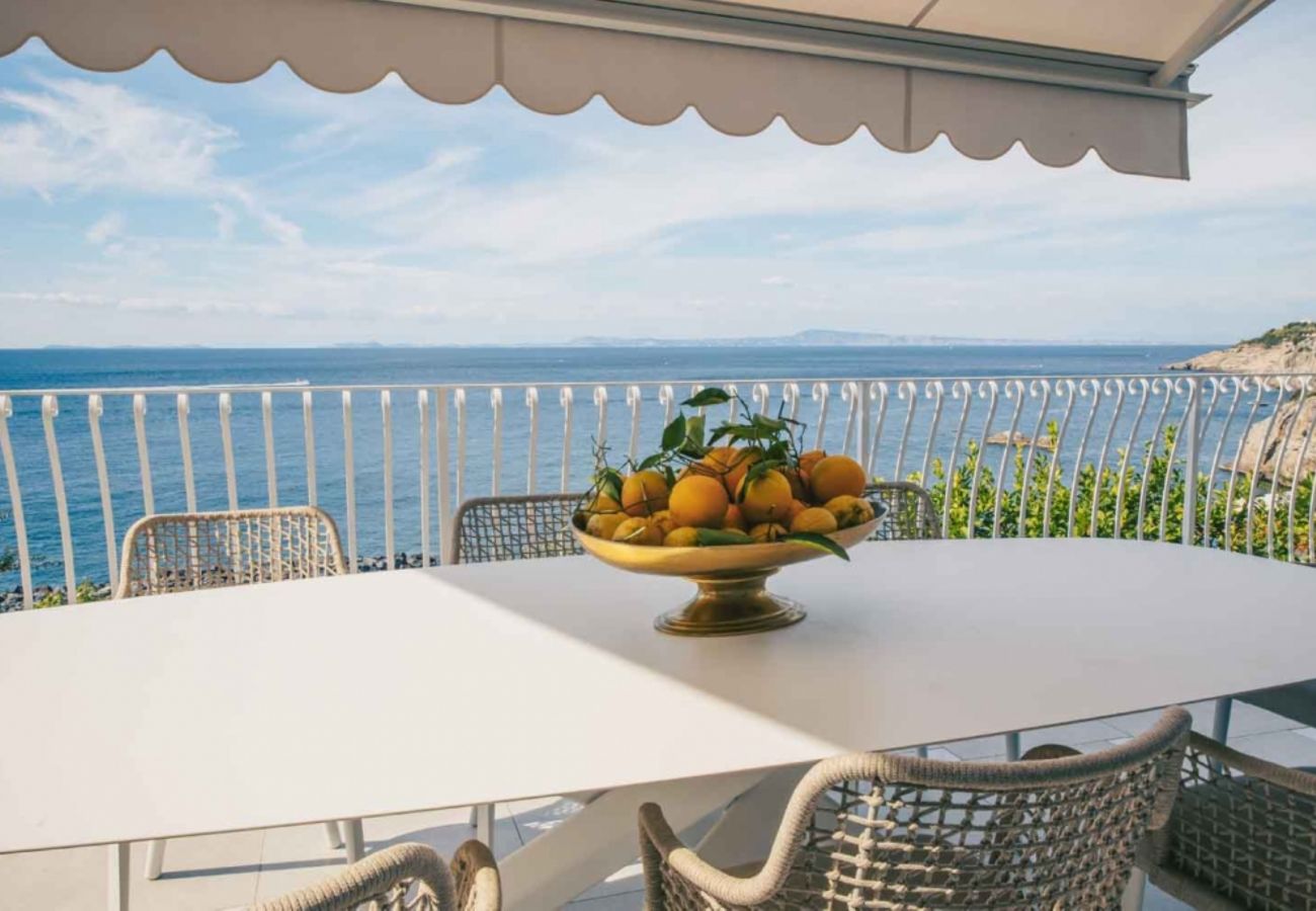 Villa a Massa Lubrense - AMORE RENTALS - Villa dei Sogni con Piscina Privata, Vista Mare, Parcheggio e Aria Condizionata