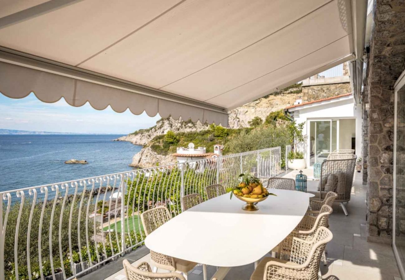 Villa a Massa Lubrense - AMORE RENTALS - Villa dei Sogni con Piscina Privata, Vista Mare, Parcheggio e Aria Condizionata