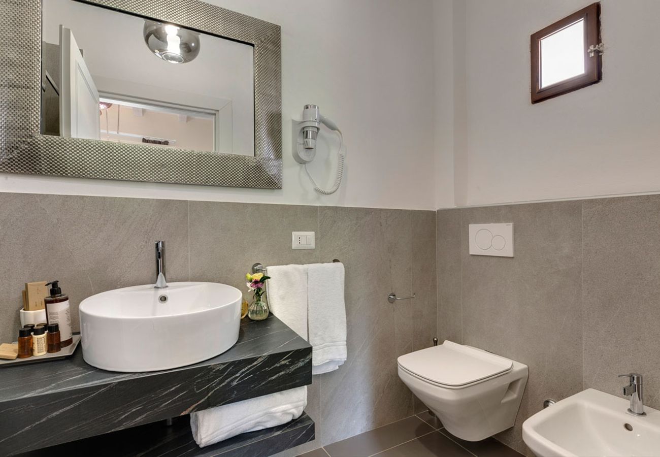 Villa a Panzano - AMORE RENTALS - Villa Mia con Piscina Privata, Giardino, Terrazzi e Parcheggio