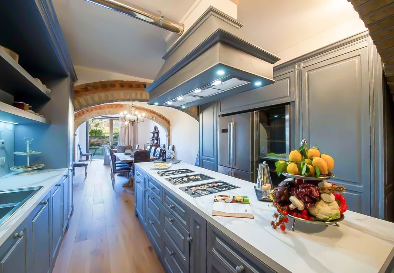 Villa a Panzano - AMORE RENTALS - Villa Mia con Piscina Privata, Giardino, Terrazzi e Parcheggio