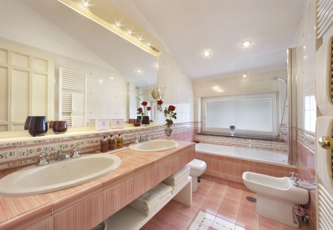 Villa a Sorrento - AMORE RENTALS - Villa Lux con Piscina Privata, Parcheggio e Terrazzo Villa a Sorrento - AMORE RENTALS - Villa Lux con Piscina Privata, Parcheggio e Terrazzo