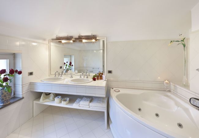 Villa a Sorrento - AMORE RENTALS - Villa Lux con Piscina Privata, Parcheggio e Terrazzo Villa a Sorrento - AMORE RENTALS - Villa Lux con Piscina Privata, Parcheggio e Terrazzo