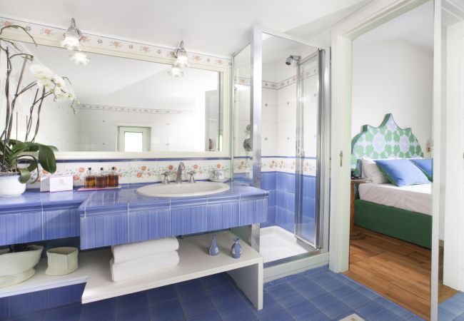 Villa a Sorrento - AMORE RENTALS - Villa Lux con Piscina Privata, Parcheggio e Terrazzo