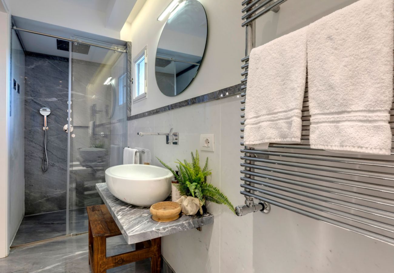 Villa a Panzano - AMORE RENTALS - Villa Bellaflore con 3 Piscine Private, Giardino, Terrazzi e Parcheggio