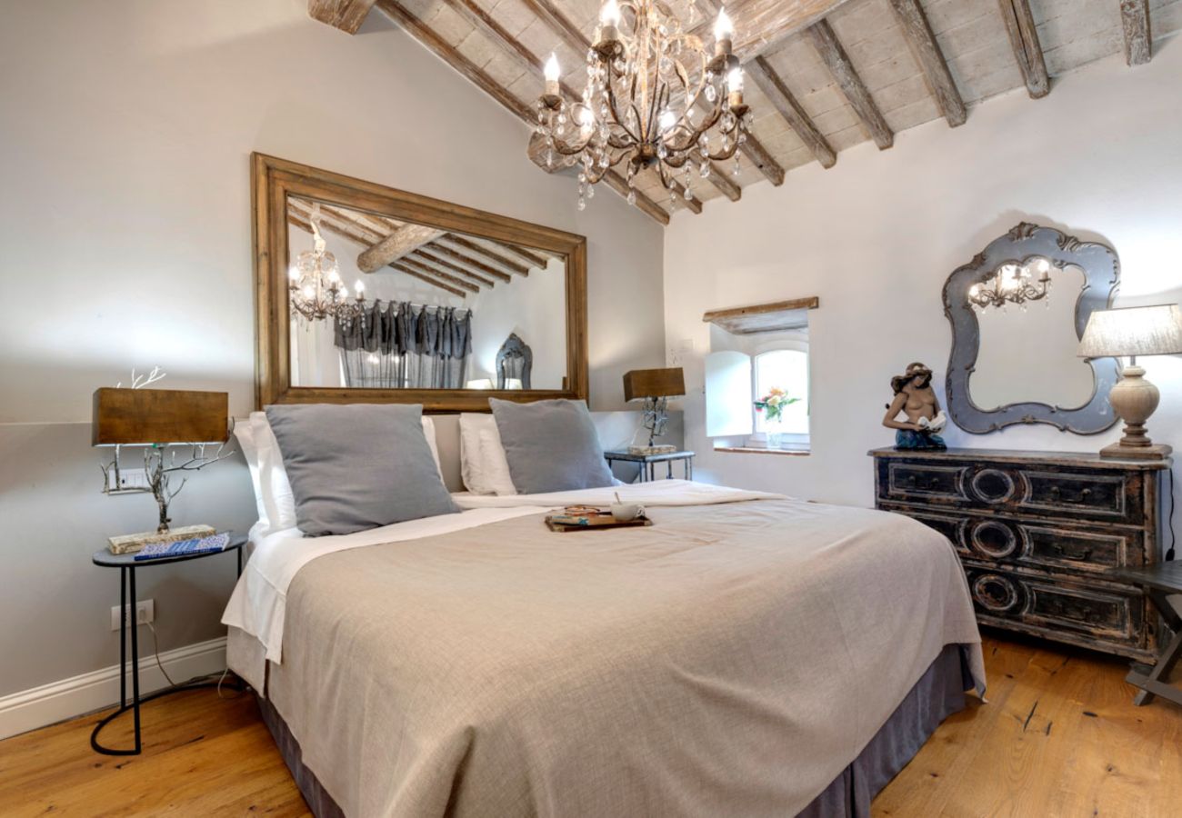 Villa a Panzano - AMORE RENTALS - Villa Bellaflore con 3 Piscine Private, Giardino, Terrazzi e Parcheggio