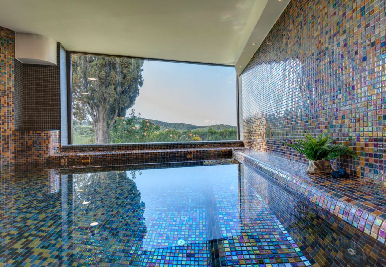 Villa a Panzano - AMORE RENTALS - Villa Bellaflore con 3 Piscine Private, Giardino, Terrazzi e Parcheggio