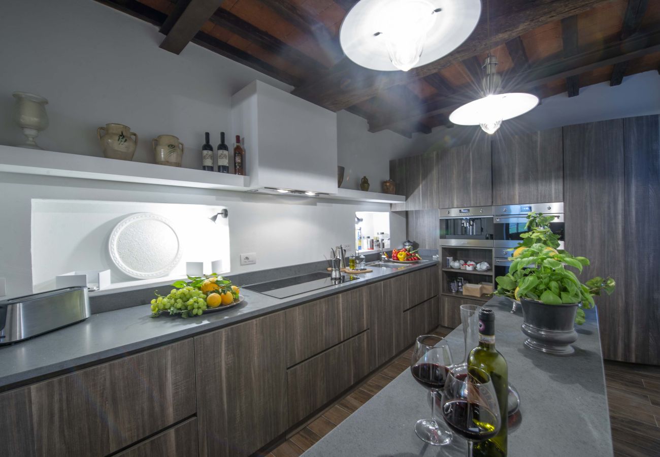 Villa a Panzano - AMORE RENTALS - Villa Bellaflore con 3 Piscine Private, Giardino, Terrazzi e Parcheggio