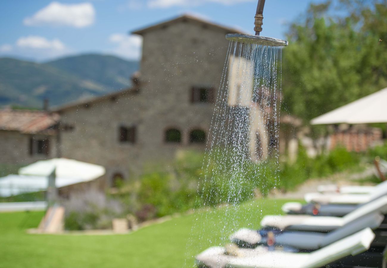 Villa a Panzano - AMORE RENTALS - Villa Bellaflore con 3 Piscine Private, Giardino, Terrazzi e Parcheggio
