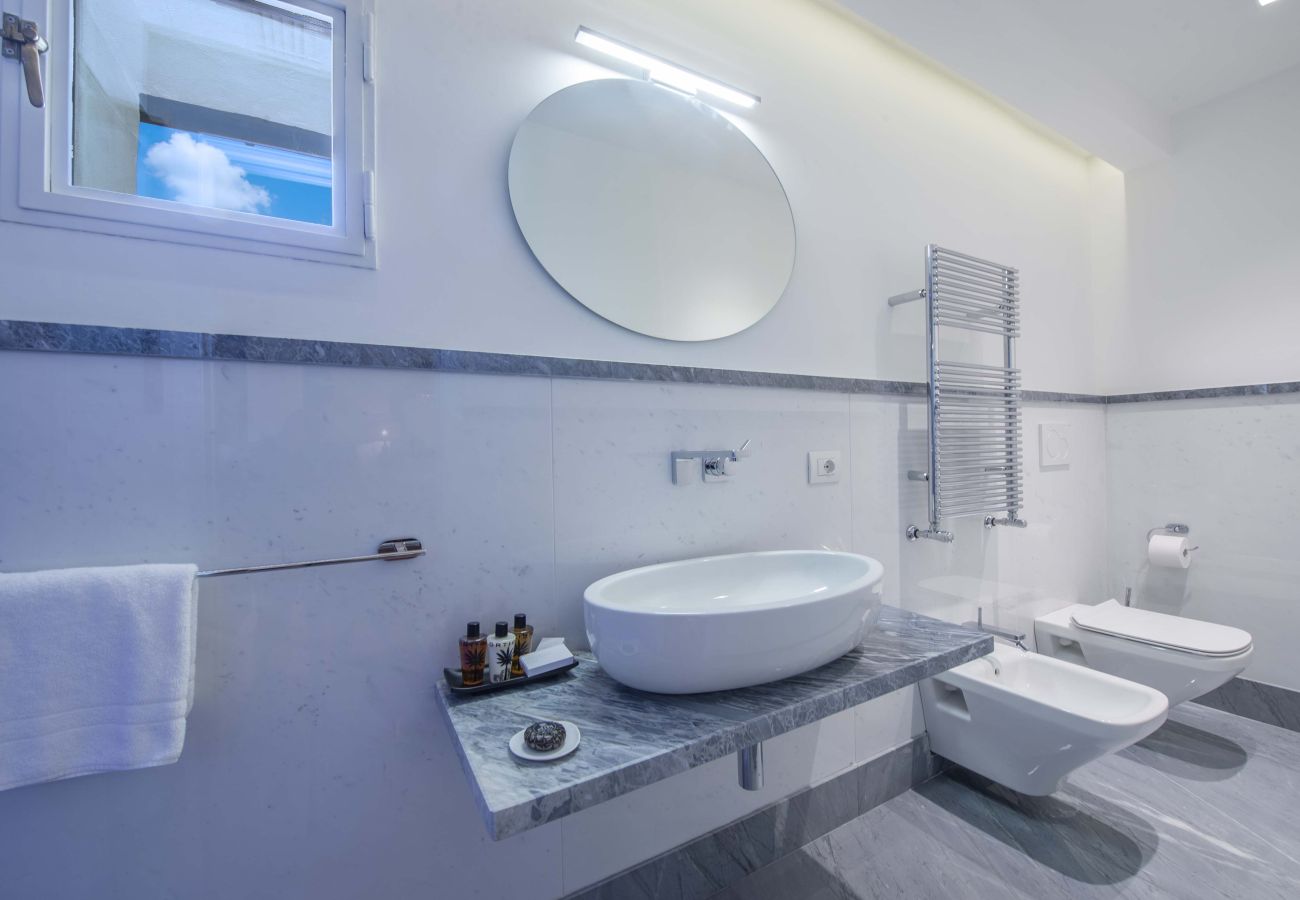 Villa a Panzano - AMORE RENTALS - Villa Bellaflore con 3 Piscine Private, Giardino, Terrazzi e Parcheggio