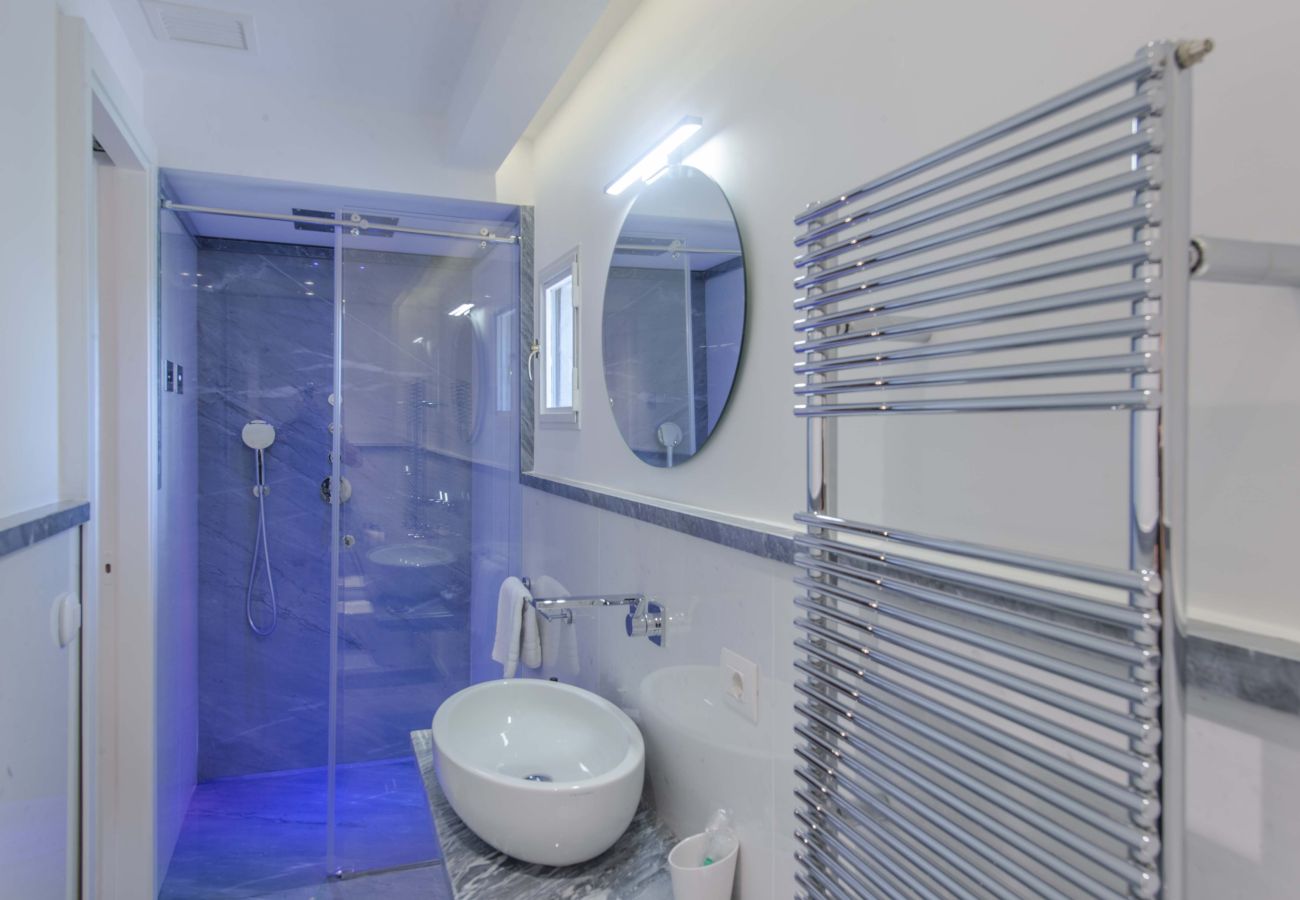 Villa a Panzano - AMORE RENTALS - Villa Bellaflore con 3 Piscine Private, Giardino, Terrazzi e Parcheggio