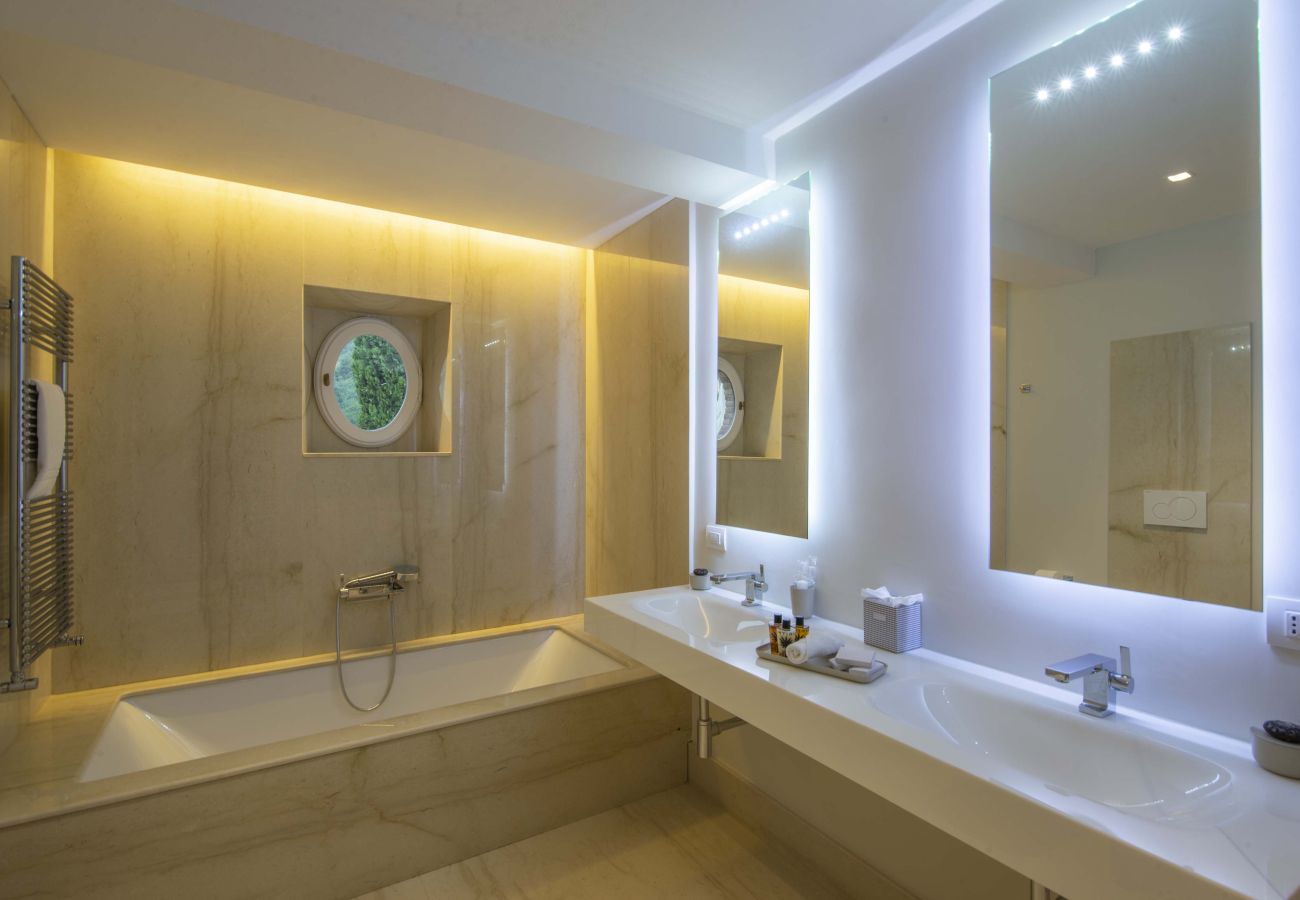 Villa a Panzano - AMORE RENTALS - Villa Bellaflore con 3 Piscine Private, Giardino, Terrazzi e Parcheggio