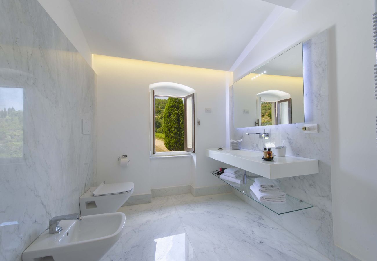 Villa a Panzano - AMORE RENTALS - Villa Bellaflore con 3 Piscine Private, Giardino, Terrazzi e Parcheggio