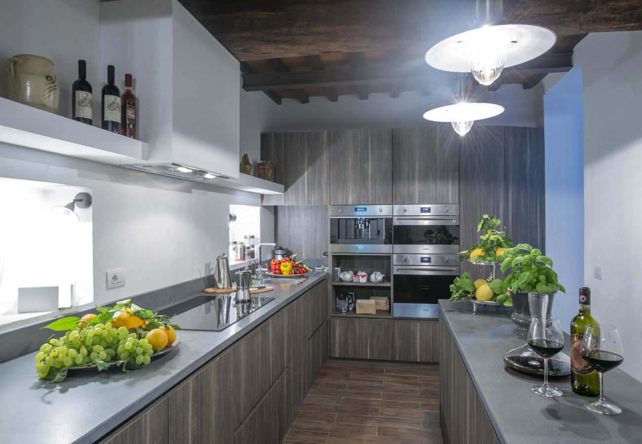 Villa a Panzano - AMORE RENTALS - Villa Bellaflore con 3 Piscine Private, Giardino, Terrazzi e Parcheggio