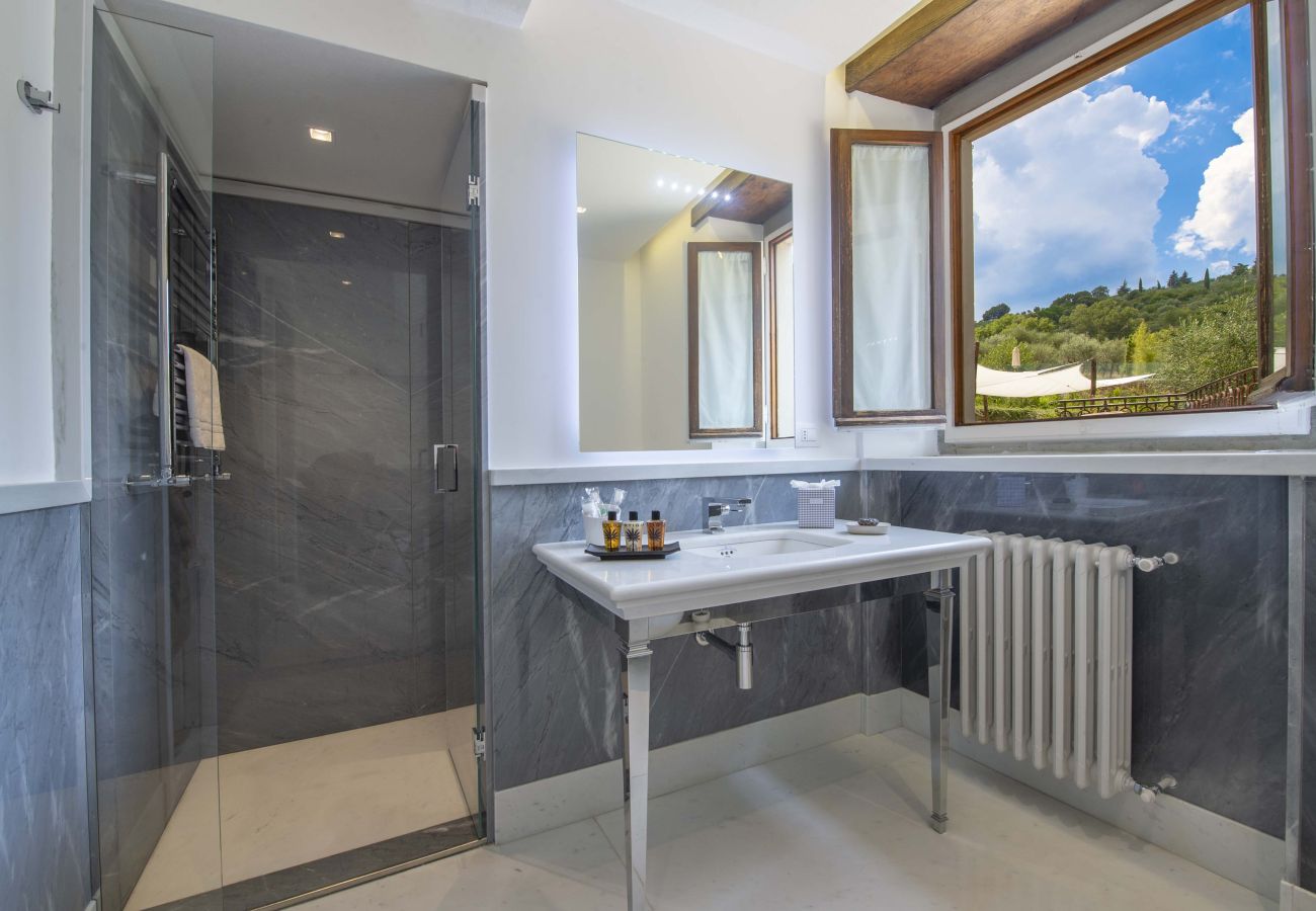Villa a Panzano - AMORE RENTALS - Villa Bellaflore con 3 Piscine Private, Giardino, Terrazzi e Parcheggio