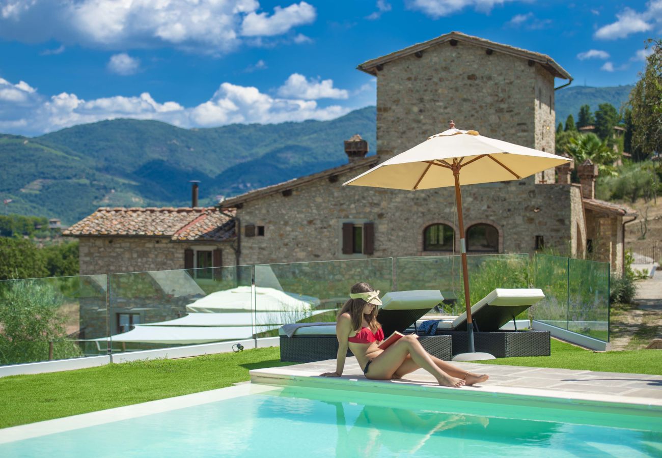 Villa a Panzano - AMORE RENTALS - Villa Bellaflore con 3 Piscine Private, Giardino, Terrazzi e Parcheggio