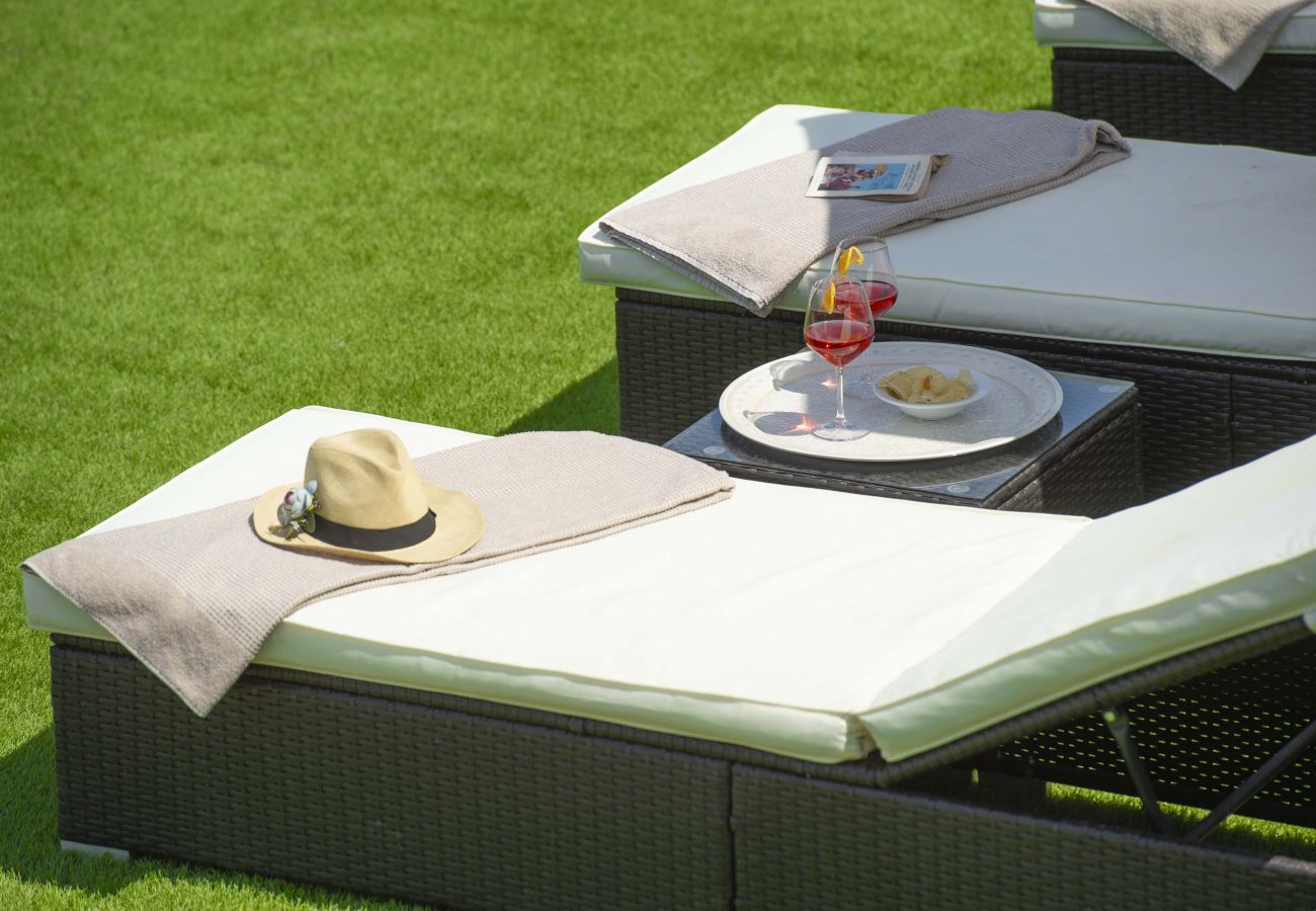 Villa a Panzano - AMORE RENTALS - Villa Bellaflore con 3 Piscine Private, Giardino, Terrazzi e Parcheggio