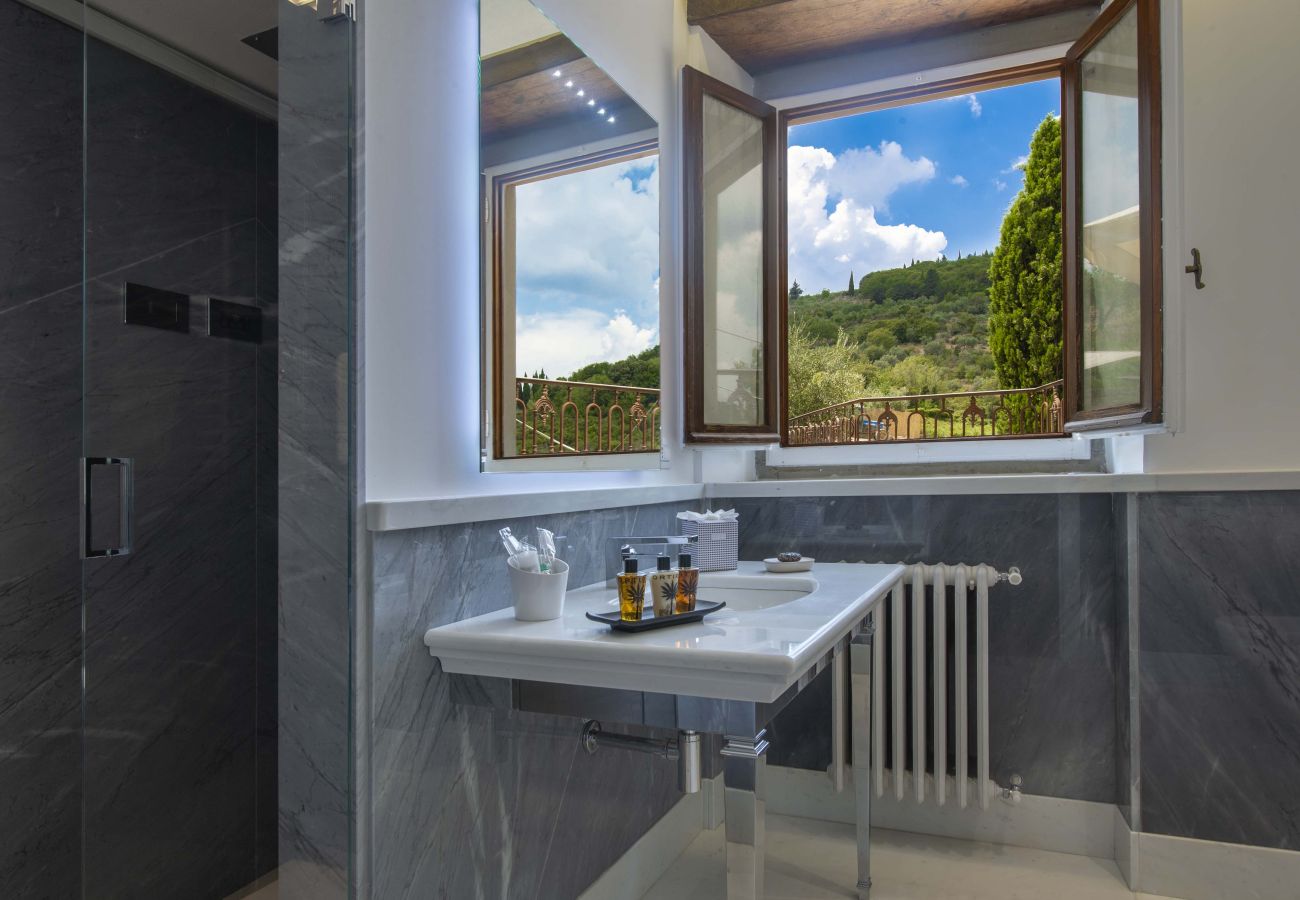 Villa a Panzano - AMORE RENTALS - Villa Bellaflore con 3 Piscine Private, Giardino, Terrazzi e Parcheggio