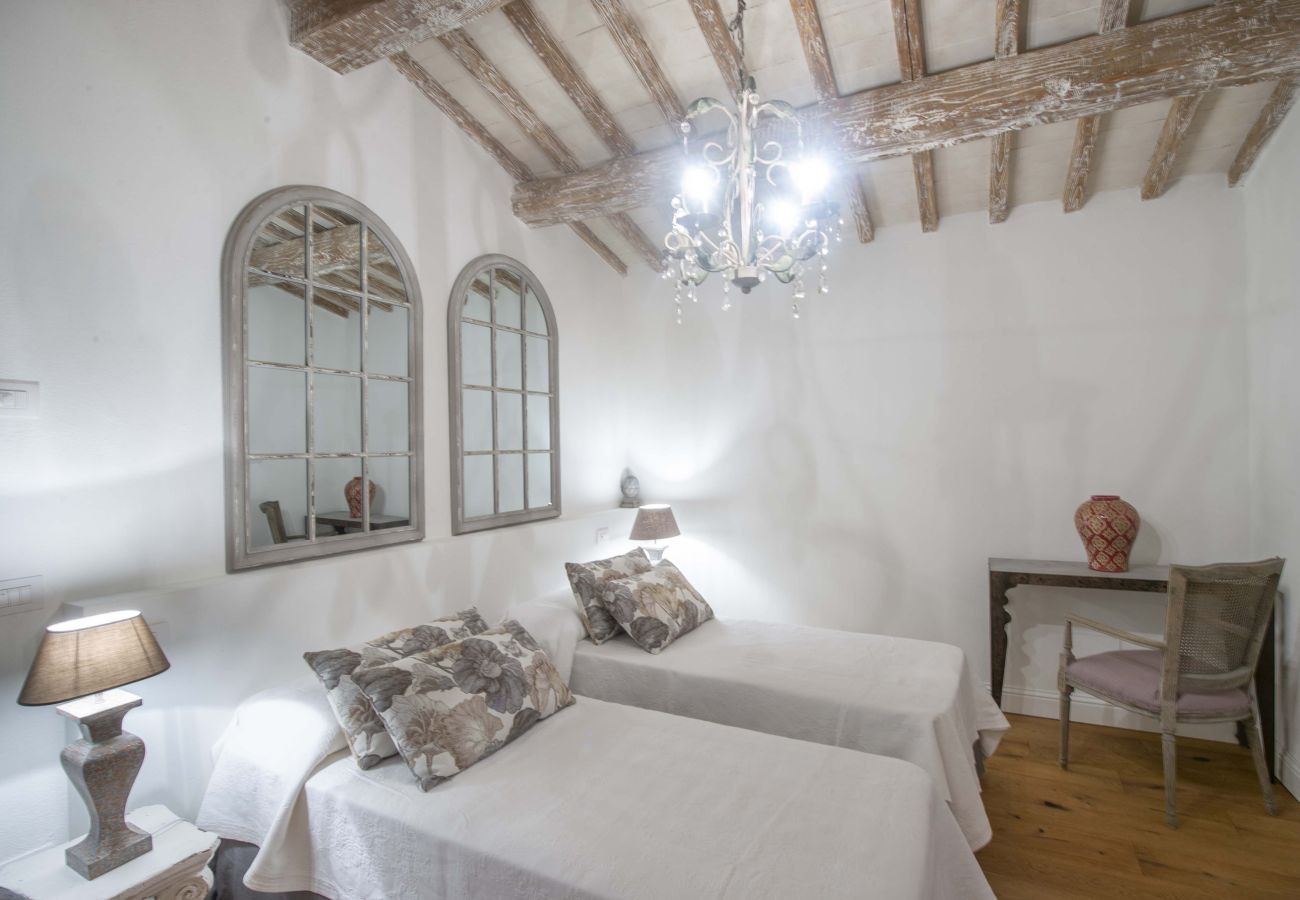 Villa a Panzano - AMORE RENTALS - Villa Bellaflore con 3 Piscine Private, Giardino, Terrazzi e Parcheggio