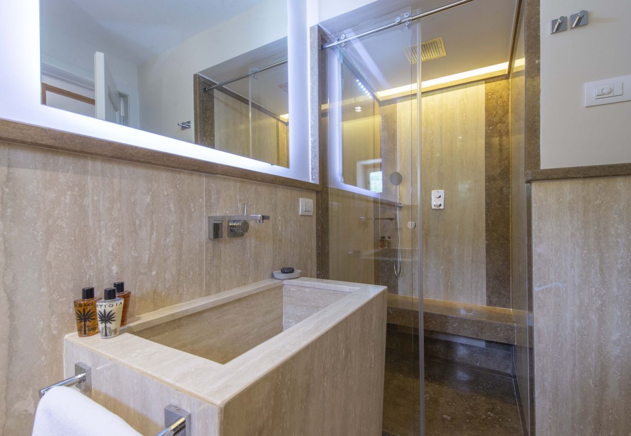 Villa a Panzano - AMORE RENTALS - Villa Bellaflore con 3 Piscine Private, Giardino, Terrazzi e Parcheggio