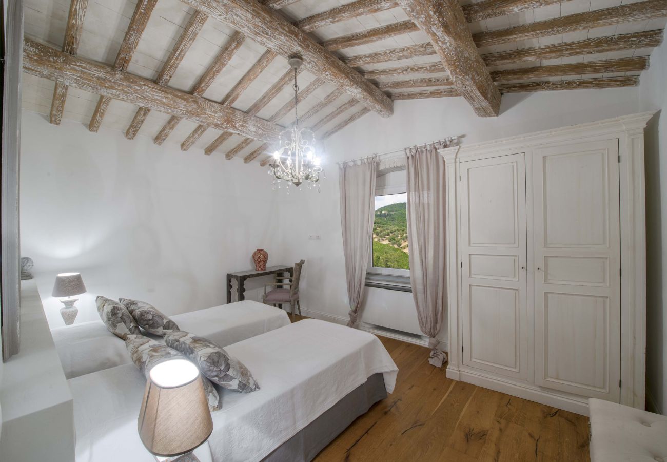 Villa a Panzano - AMORE RENTALS - Villa Bellaflore con 3 Piscine Private, Giardino, Terrazzi e Parcheggio