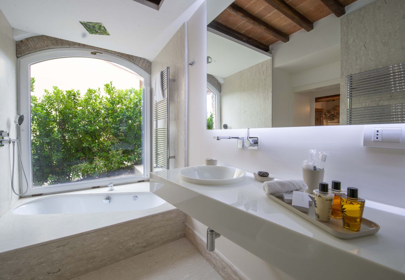 Villa a Panzano - AMORE RENTALS - Villa Bellaflore con 3 Piscine Private, Giardino, Terrazzi e Parcheggio