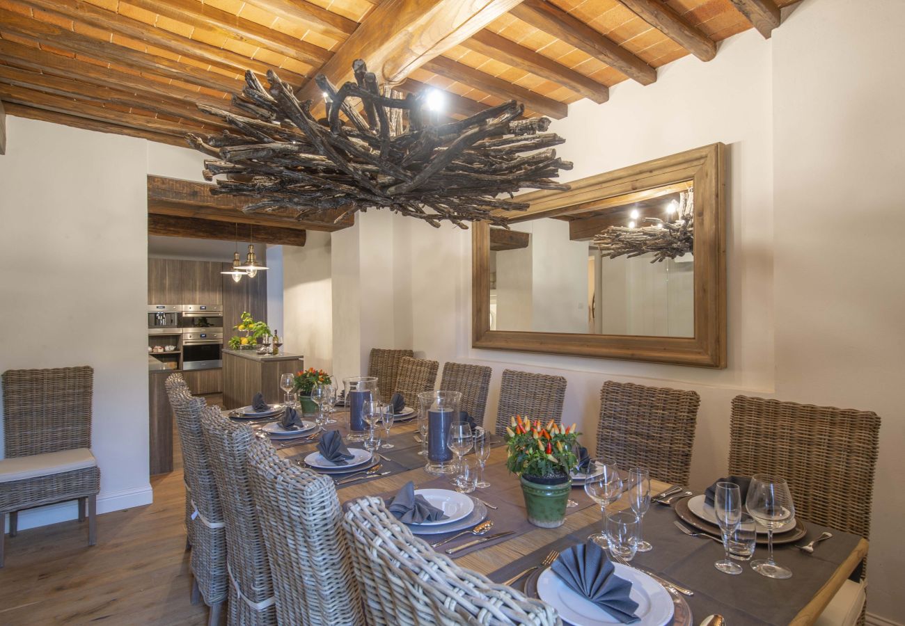 Villa a Panzano - AMORE RENTALS - Villa Bellaflore con 3 Piscine Private, Giardino, Terrazzi e Parcheggio