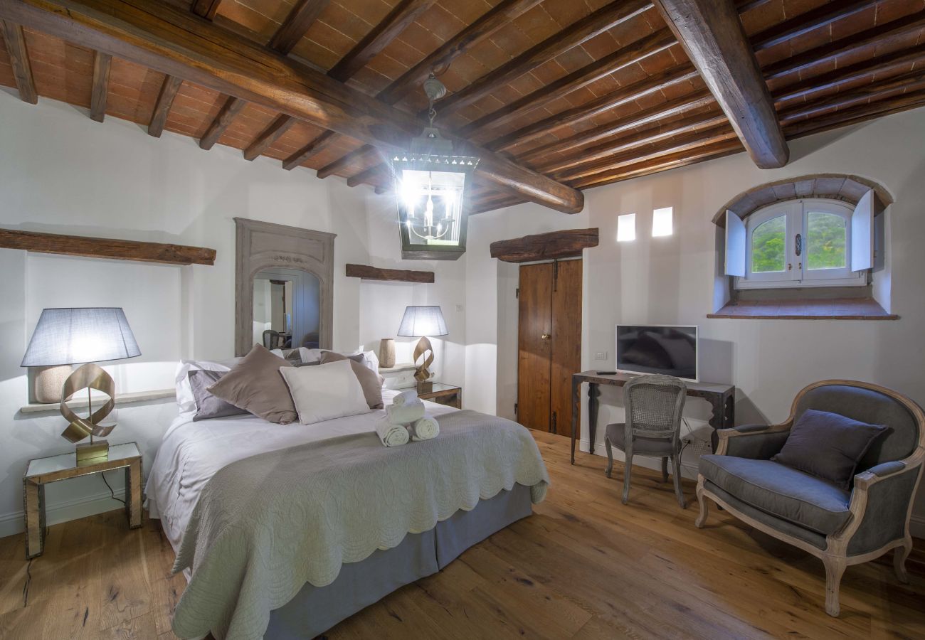 Villa a Panzano - AMORE RENTALS - Villa Bellaflore con 3 Piscine Private, Giardino, Terrazzi e Parcheggio