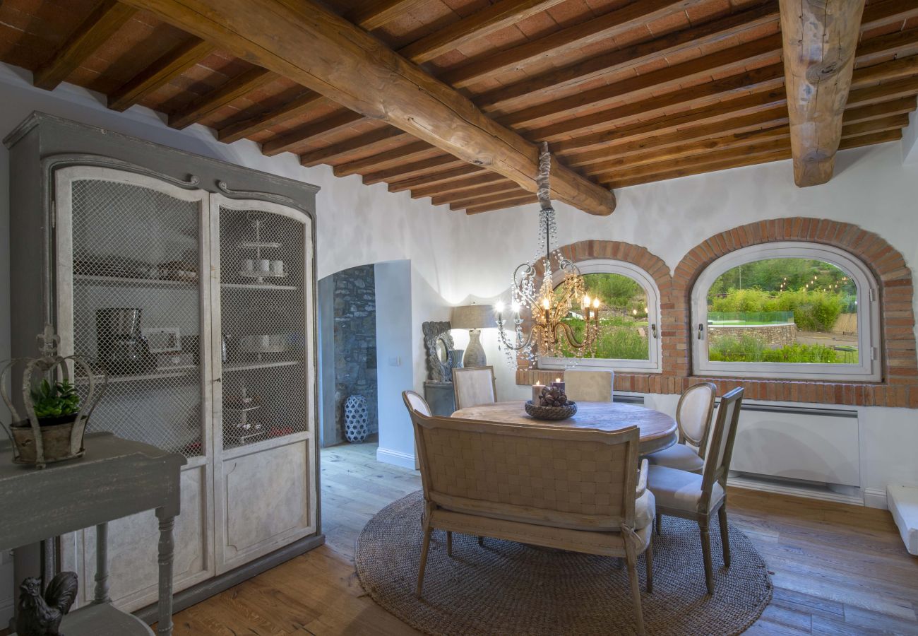 Villa a Panzano - AMORE RENTALS - Villa Bellaflore con 3 Piscine Private, Giardino, Terrazzi e Parcheggio