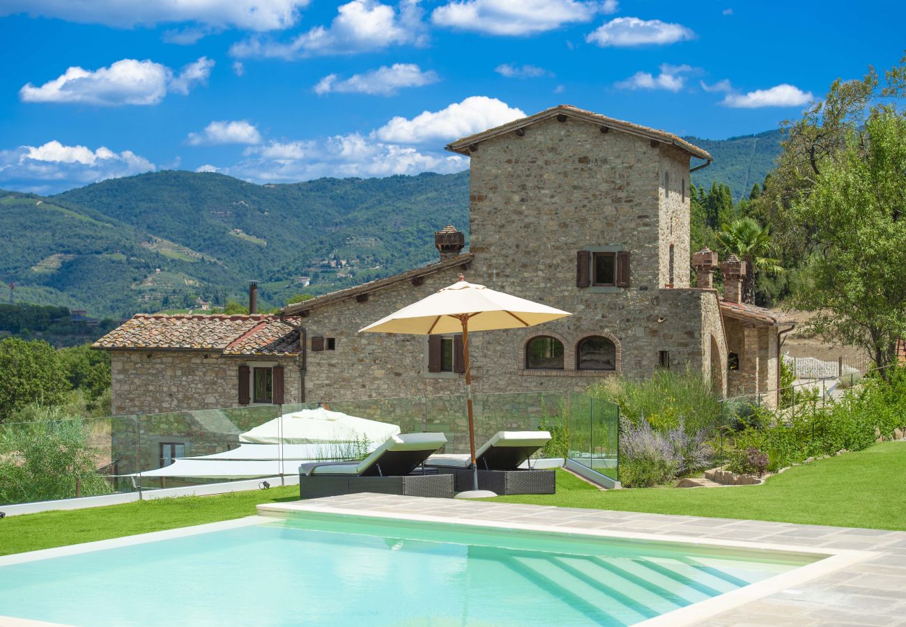 Villa a Panzano - AMORE RENTALS - Villa Bellaflore con 3 Piscine Private, Giardino, Terrazzi e Parcheggio