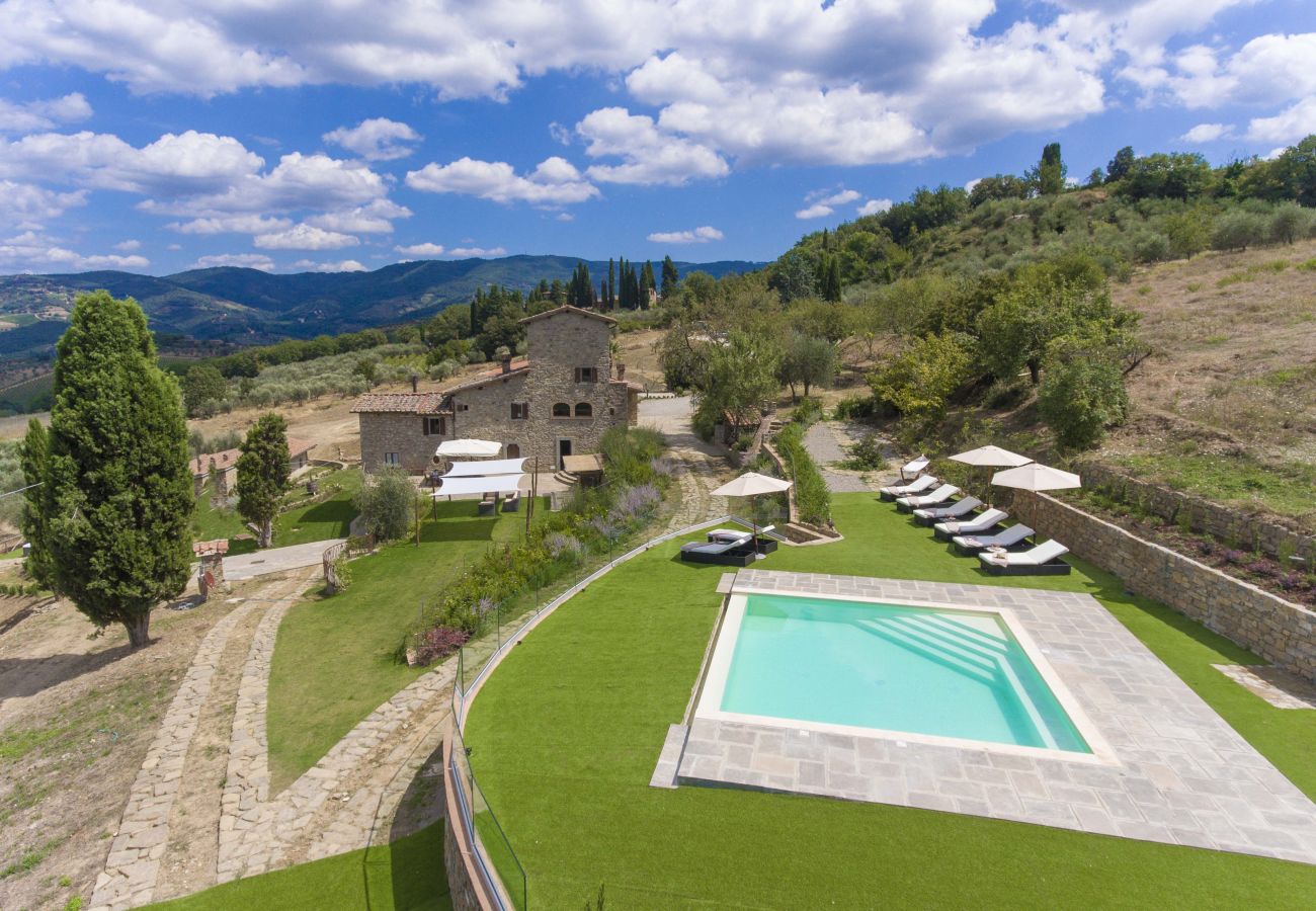 Villa a Panzano - AMORE RENTALS - Villa Bellaflore con 3 Piscine Private, Giardino, Terrazzi e Parcheggio