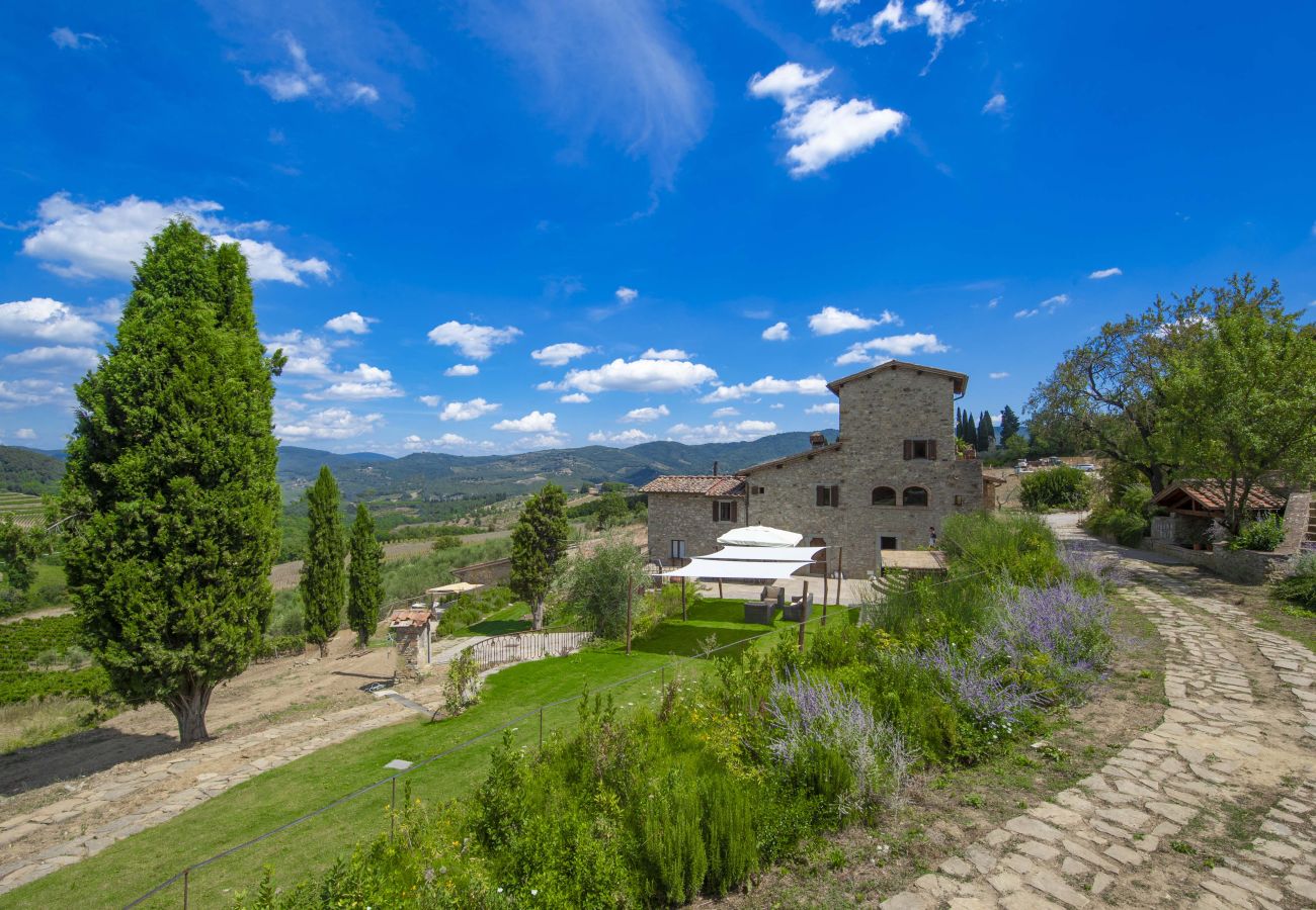 Villa a Panzano - AMORE RENTALS - Villa Bellaflore con 3 Piscine Private, Giardino, Terrazzi e Parcheggio