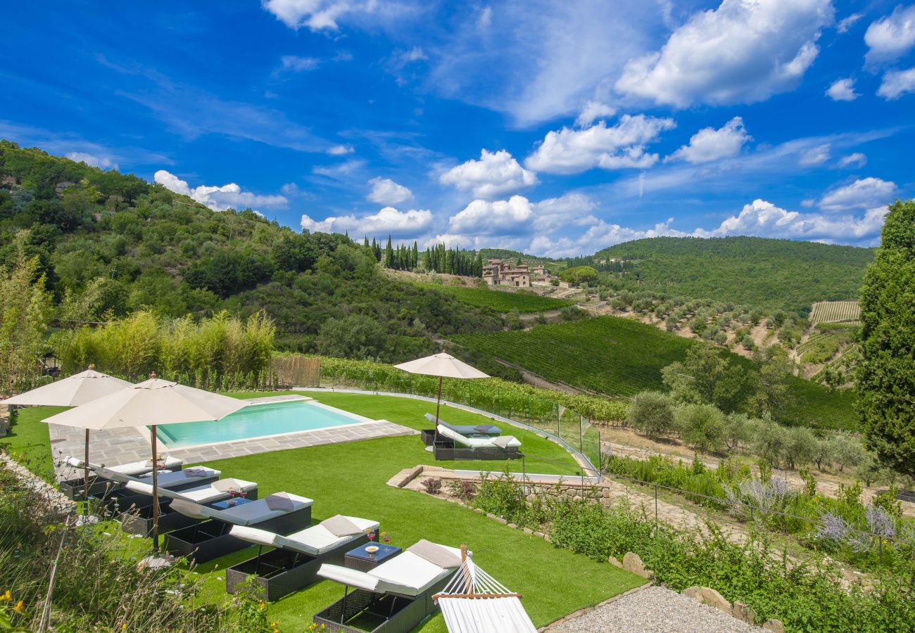 Villa a Panzano - AMORE RENTALS - Villa Bellaflore con 3 Piscine Private, Giardino, Terrazzi e Parcheggio
