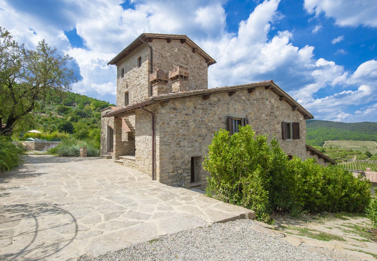 Villa a Panzano - AMORE RENTALS - Villa Bellaflore con 3 Piscine Private, Giardino, Terrazzi e Parcheggio