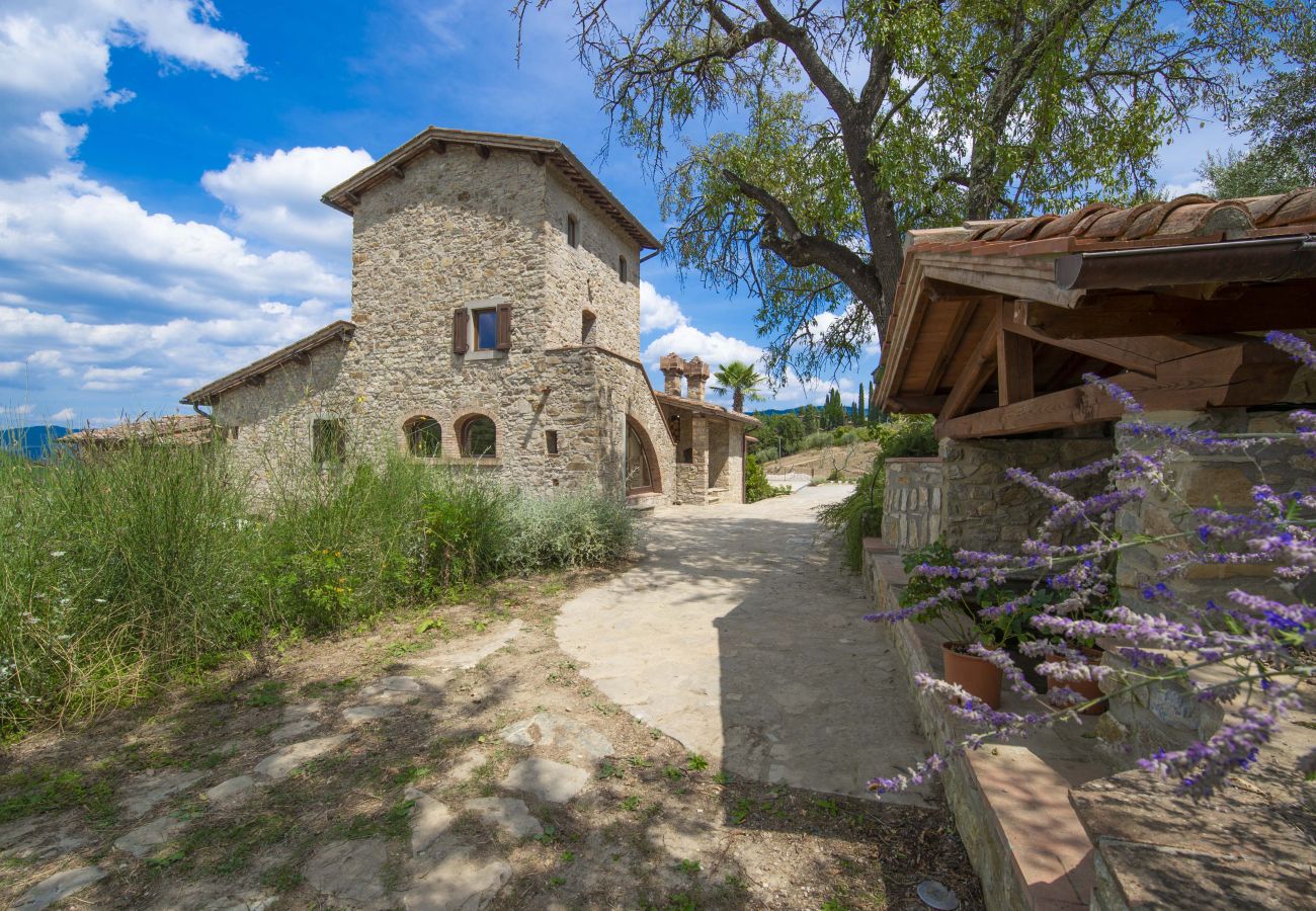 Villa a Panzano - AMORE RENTALS - Villa Bellaflore con 3 Piscine Private, Giardino, Terrazzi e Parcheggio