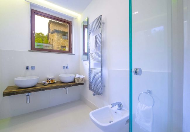 Villa a Panzano - AMORE RENTALS - Villa Bacci con Piscina Interna Riscaldata, Giardino, Terrazzi e Parcheggio  Villa a Panzano - AMORE RENTALS - Villa Bacci con Piscina Interna Riscaldata, Giardino, Terrazzi e Parcheggio