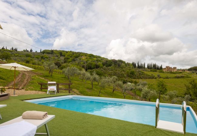 Villa a Panzano - AMORE RENTALS - Villa Bacci con Piscina Interna Riscaldata, Giardino, Terrazzi e Parcheggio  Villa a Panzano - AMORE RENTALS - Villa Bacci con Piscina Interna Riscaldata, Giardino, Terrazzi e Parcheggio