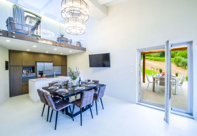 Villa a Panzano - AMORE RENTALS - Villa Bacci con Piscina Interna Riscaldata, Giardino, Terrazzi e Parcheggio  Villa a Panzano - AMORE RENTALS - Villa Bacci con Piscina Interna Riscaldata, Giardino, Terrazzi e Parcheggio