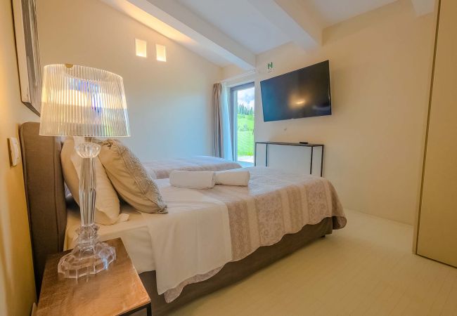 Villa a Panzano - AMORE RENTALS - Villa Bacci con Piscina Interna Riscaldata, Giardino, Terrazzi e Parcheggio  Villa a Panzano - AMORE RENTALS - Villa Bacci con Piscina Interna Riscaldata, Giardino, Terrazzi e Parcheggio